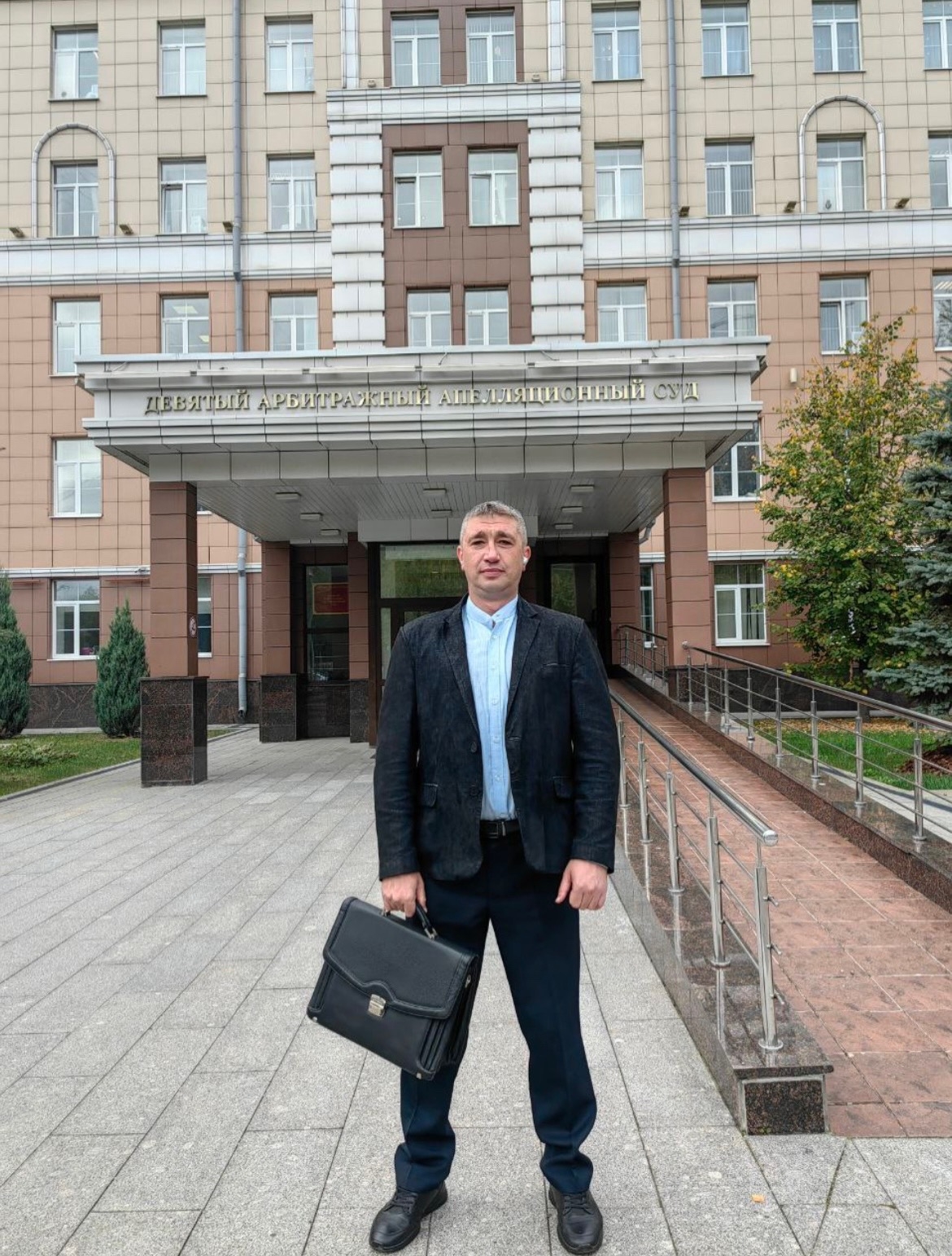 Валерий Валерьевич Шишацкий у Девятого арбитражного апелляционного суда; название суда над входом