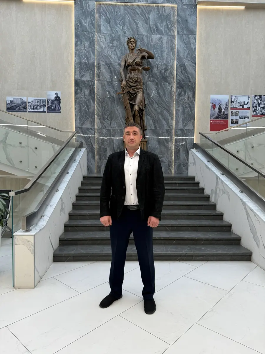 Валерий Валерьевич Шишацкий в интерьере со статуей Фемиды