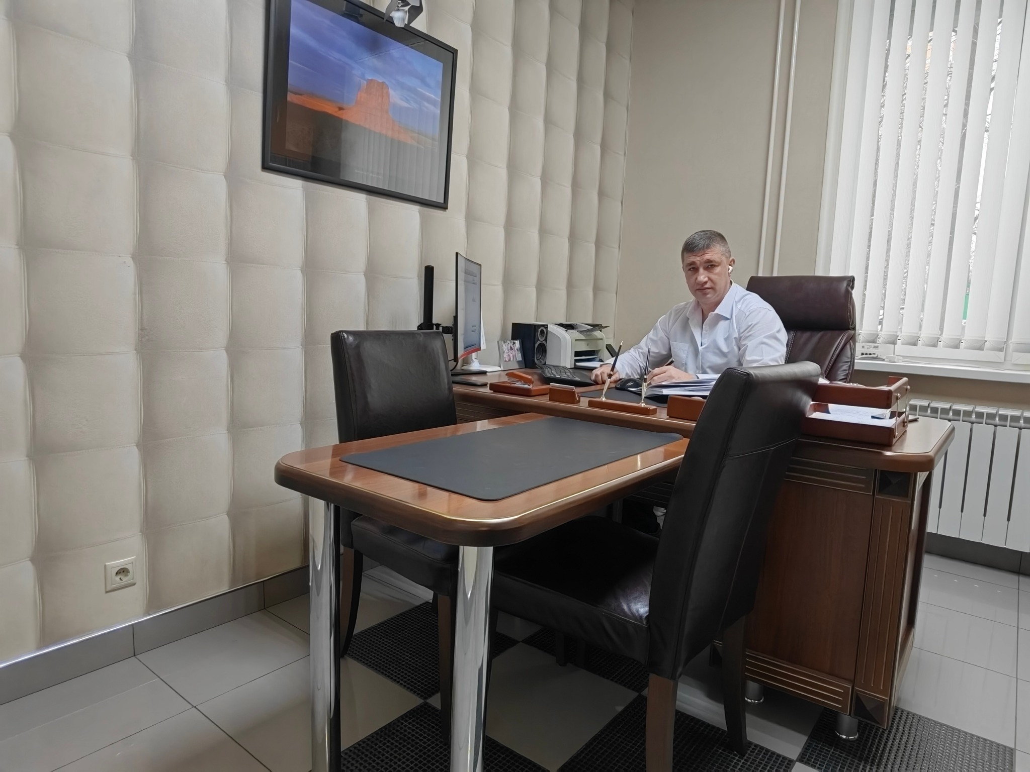 Валерий Валерьевич Шишацкий за рабочим столом в адвокатском кабинете